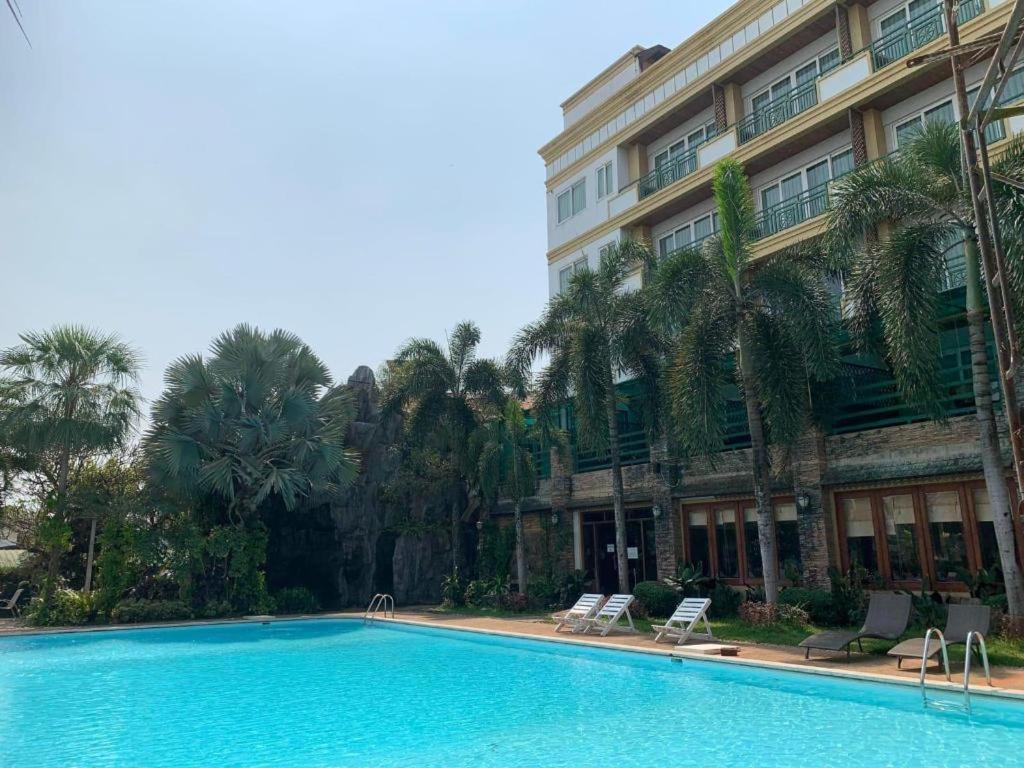 Leuxay Hotel Vientiane Exterior photo